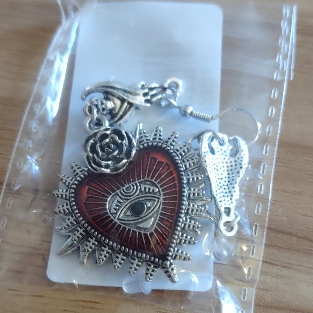 Dangling gothic style red earrings -